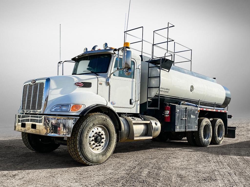 Photo of a 2021 Peterbilt 348